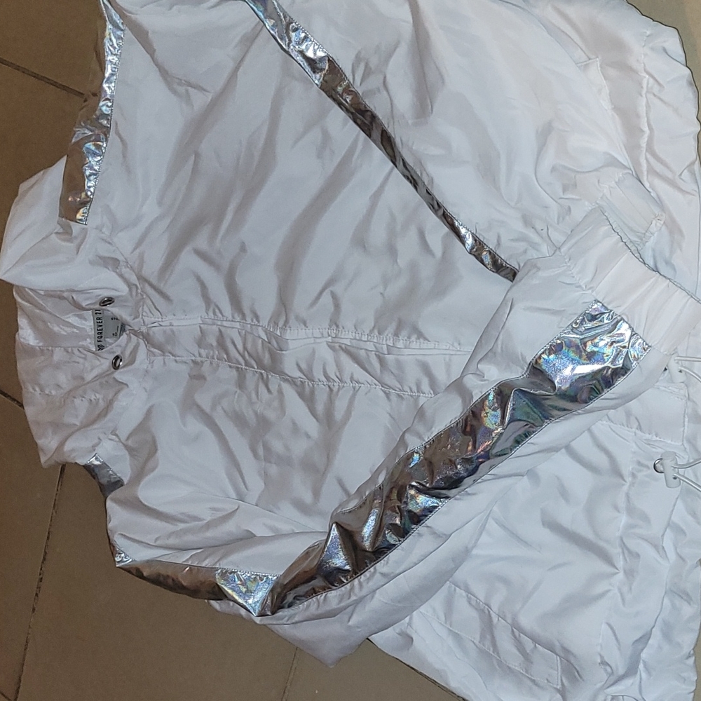 White wind breaker